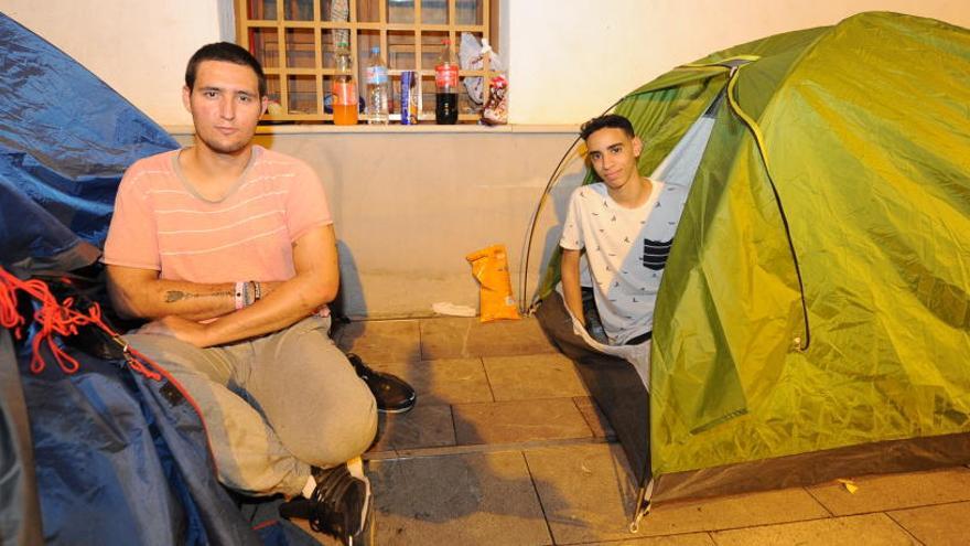 Dos jóvenes acamparán ocho días en el Cuartel de Artillería por el concierto de Melendi