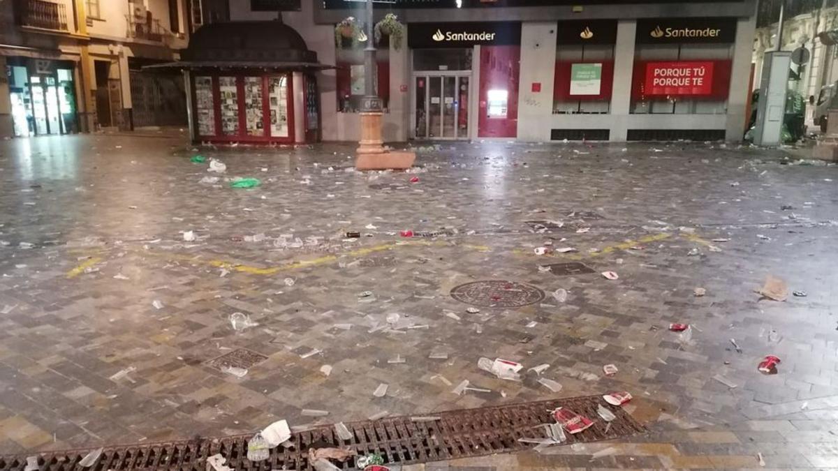 Las plazas acabaron llenas de basura al caer la noche. | SPL-UGT