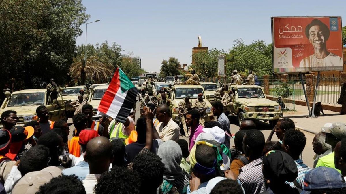 Manifestantes protestan ante las fuerzas de seguridad sudanesas en Kartum.