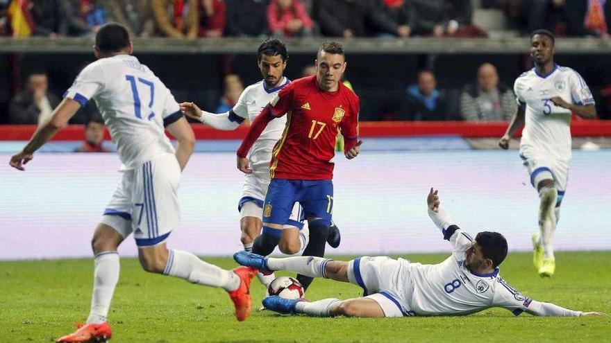 Iago Aspas conduce el balón, rodeado de jugadores de Israel, durante el partido disputado el viernes por La Roja en El Molinón. // José Luis Cereijido