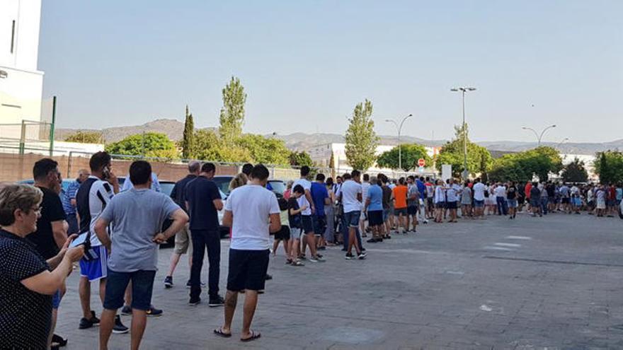 Largas colas en el Castellón para hacerse con el abono