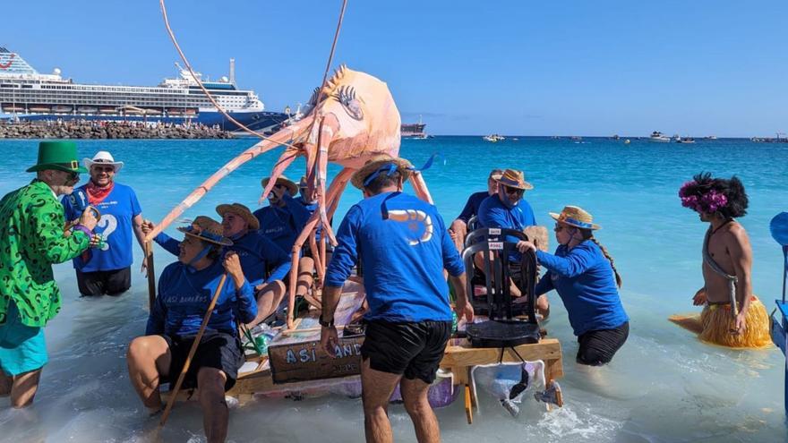 El achipenco del colectivo ‘Así Andamos’, creadores de la regata hace 26 años, tras su llegada a la meta situada en la playa de Los Pozos.