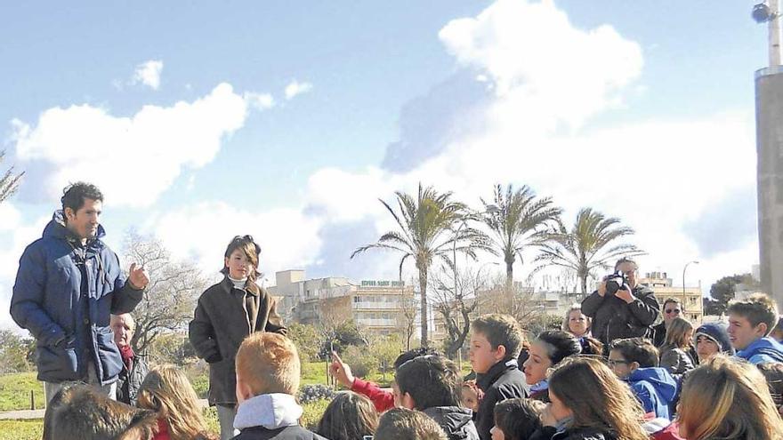 Bona, subido al muro, habla con los niños.