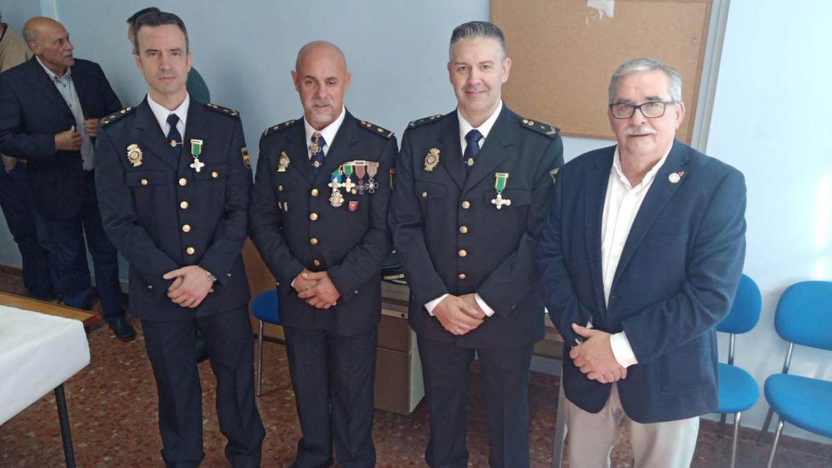 Por la izquierda, Benjamín González, González-Cachón, Ramón Villalba y Aníbal Vázquez, tras proceder a la condecoración del primero y del tercero, ambos agentes de la Comisaría de Mieres. | D. M