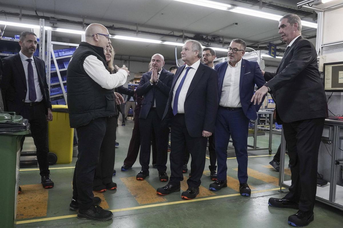 Jordi Hereu, durant la visita a Masats