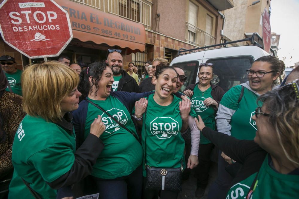 La PAH frena un desahucio en Elche