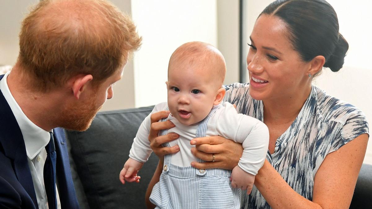 Meghan Markle con su hijo Archie en brazos, junto a su marido, el príncipe Enrique, en una imagen tomada en 2019.