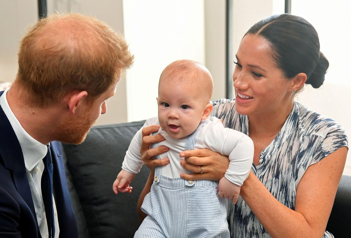 Meghan Markle con su hijo Archie en brazos, junto a su marido, el príncipe Enrique, en una imagen tomada en 2019.