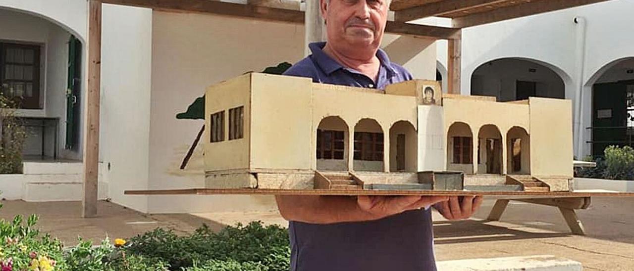 Un antiguo alumno, Evaristo Marí Mayans, con la maqueta que hizo del colegio.