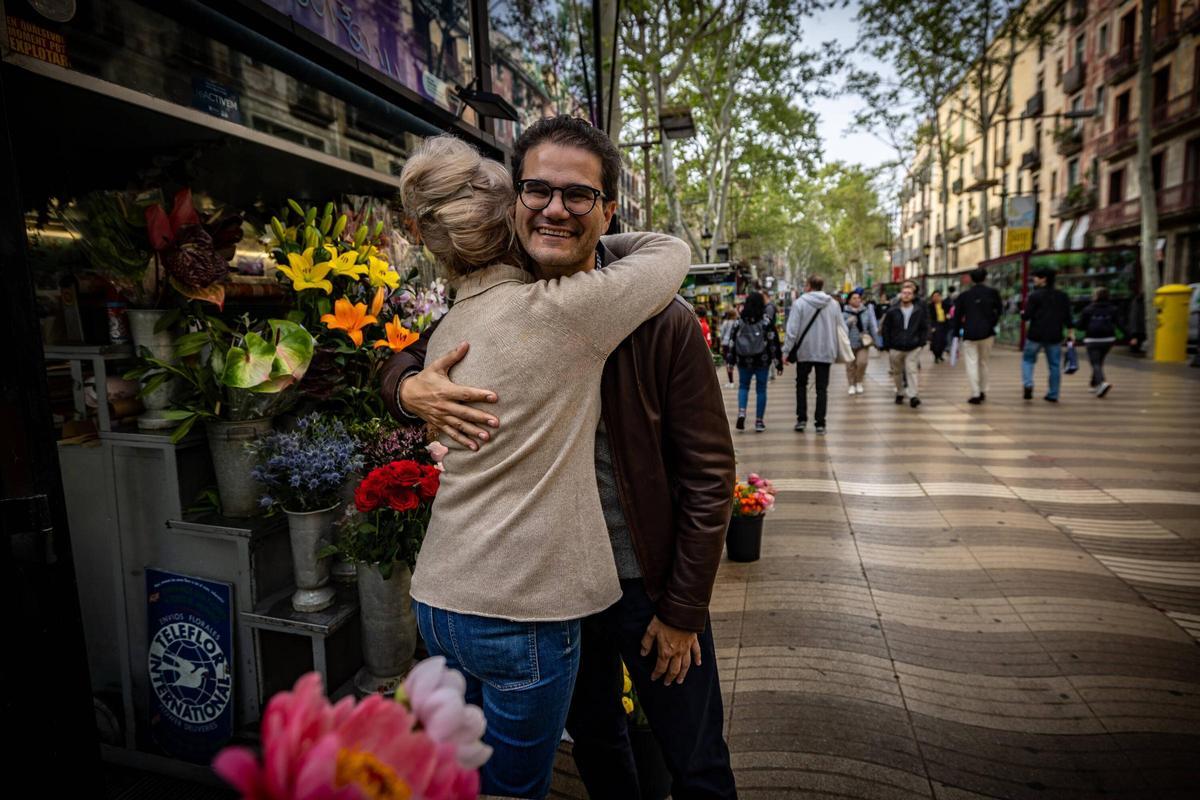 Pau Bosch es felicitado por la florista Carolina Pallès, en la Rambla.