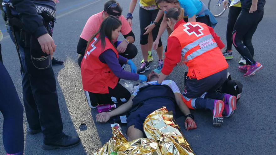 Los sanitarios atienden a un herido en el Maratón Valencia.