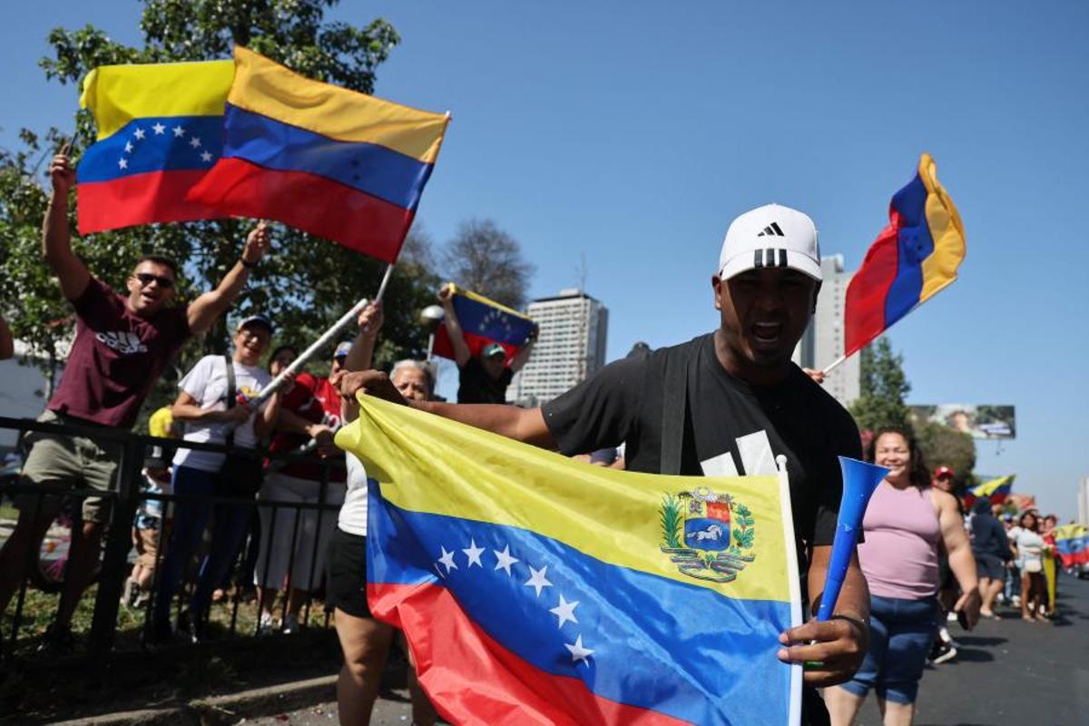 Los venezolanos residentes en Chile celebran en Santiago el 3 de enero de 2026, tras la captura del líder venezolano Nicolás Maduro por fuerzas estadounidenses, luego de un “ataque a gran escala” en Venezuela. La administración Trump declaró el 3 de diciembre que Maduro y su esposa, capturados, enfrentarán “toda la fuerza de la justicia estadounidense” por cargos de drogas y terrorismo.
