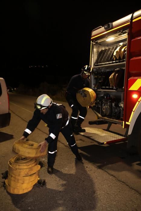 Labores de extinción del incendio de un desguace en Gijón