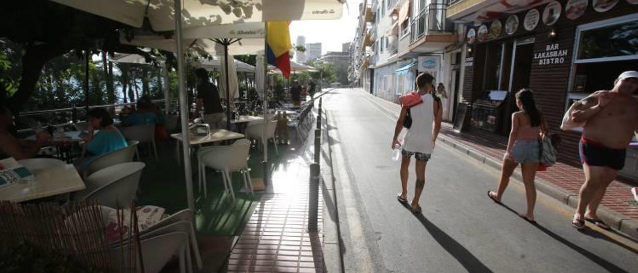 La estrecha calle San Pedro de Benidorm, que fue semipeatonalizada hace unos años, acaparó el tráfico de Alcalde Such Ortega.