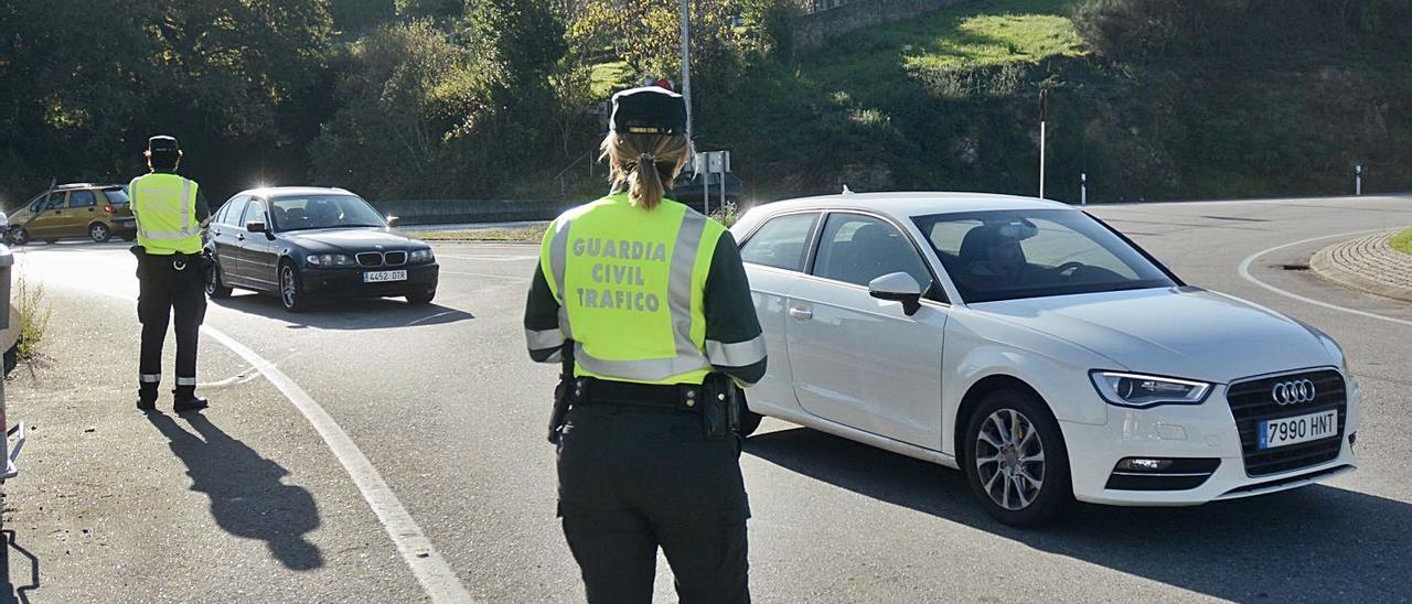 Un control de tráfico en las
 carreteras de la provincia. |   
// R. V.