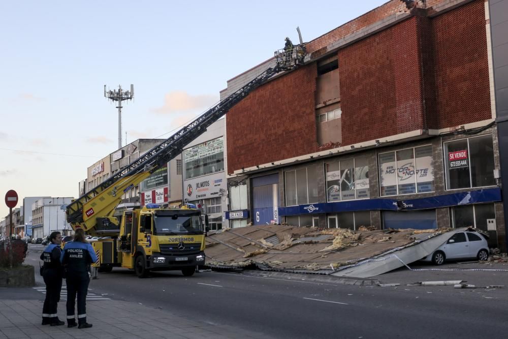 El viento derriba la cubierta de una nave en Avilés que aplasta media docena de coches