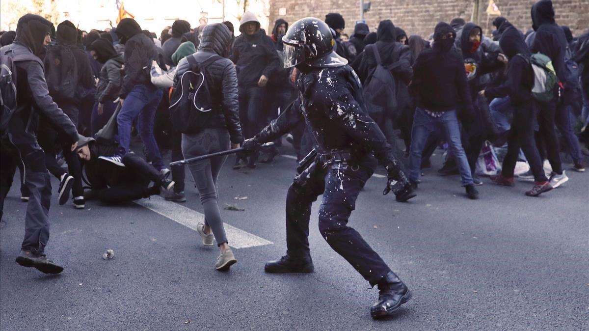 Enfrentamientos entre manifestantes y agentes de los mossos en Drassanes.