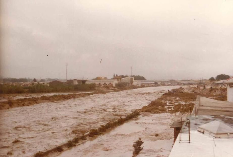 El Vinalopó a su paso por Novelda en la riada de 1982.