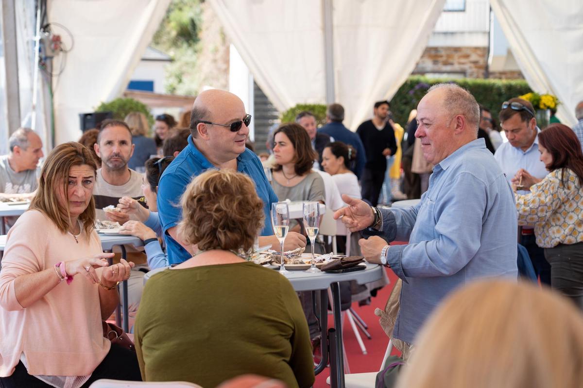 Comensales degustando ostras en Castropol en una edición anterior de la cita.