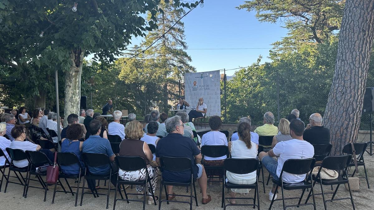 Carlota Gurt parlant d'Els erms i del seu procés d'escriptura amb Enric Tubert, als jardins de la Societat d'Agullana.