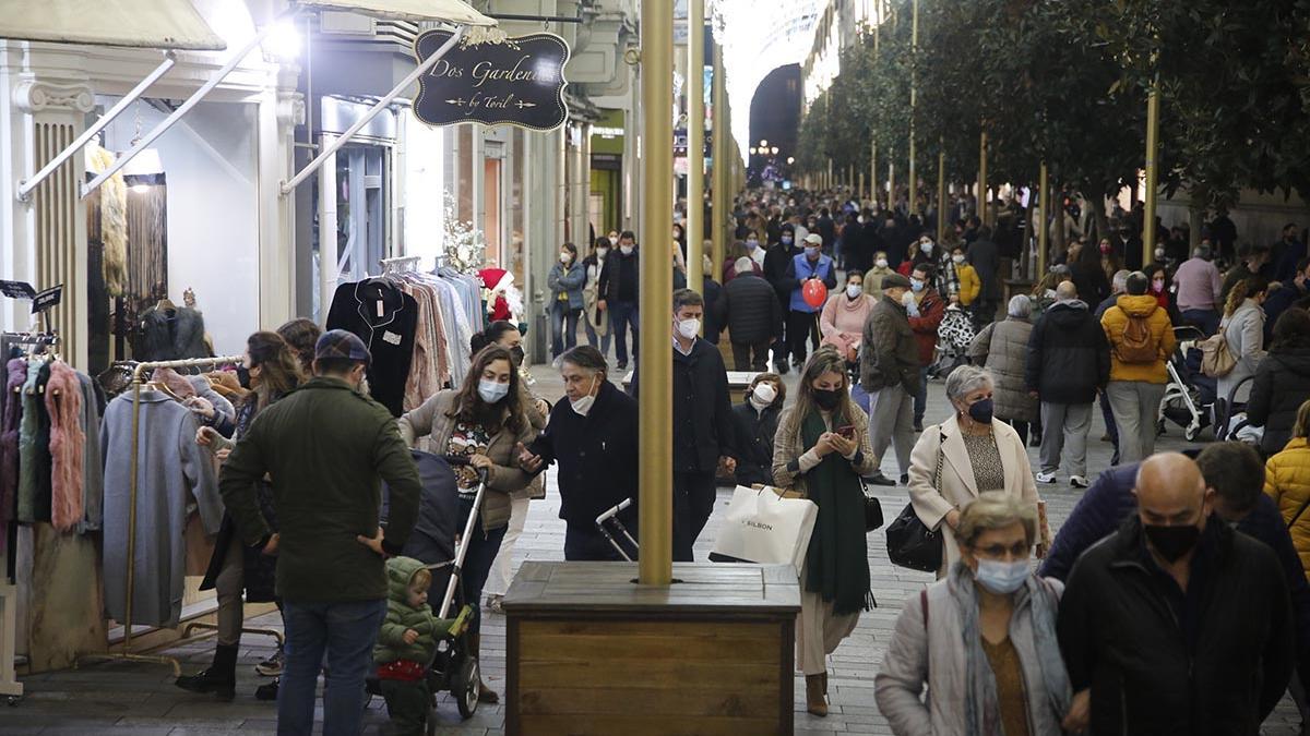 El buen tiempo llena las calles del casco y del centro