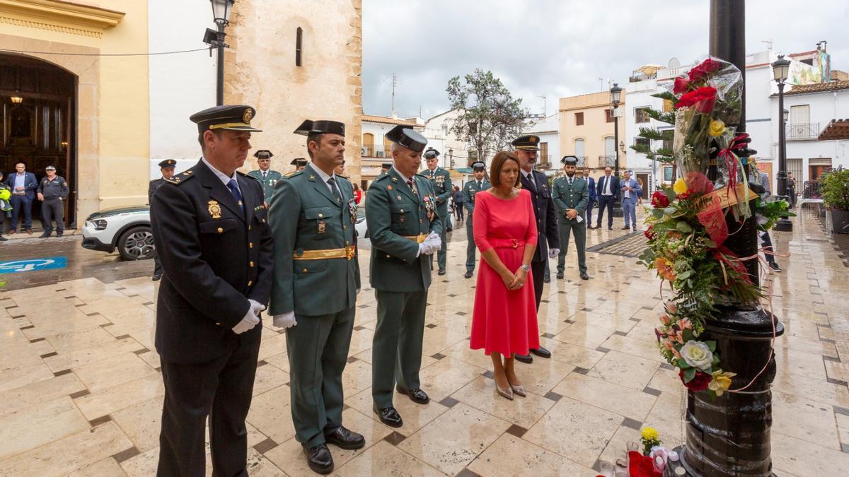 Un momento del respetuoso silencio ante el altar que recuerda a Beatriz Guijarro en Oliva.