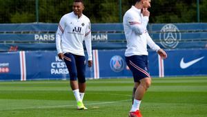 Mbappé y Messi, en el entrenamiento del Paris SG, previo al duelo con el Reims.