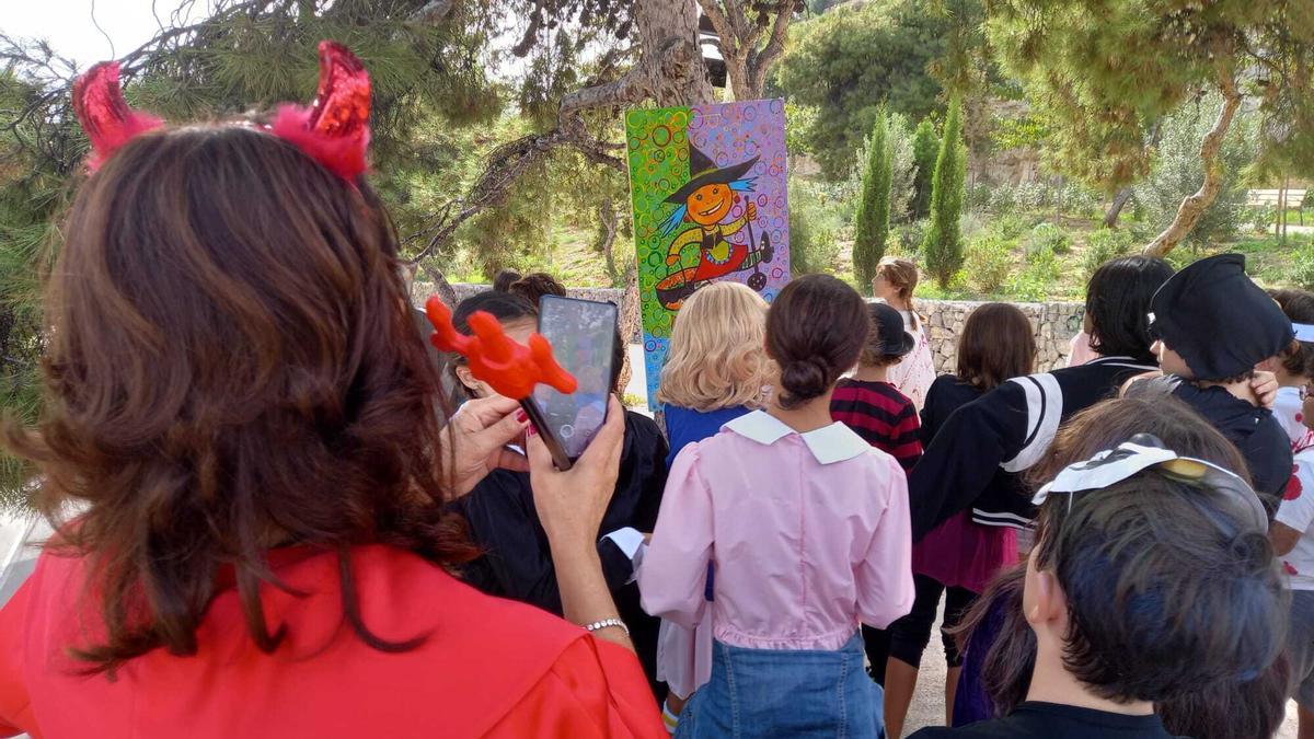 Alumnos ante uno de los murales