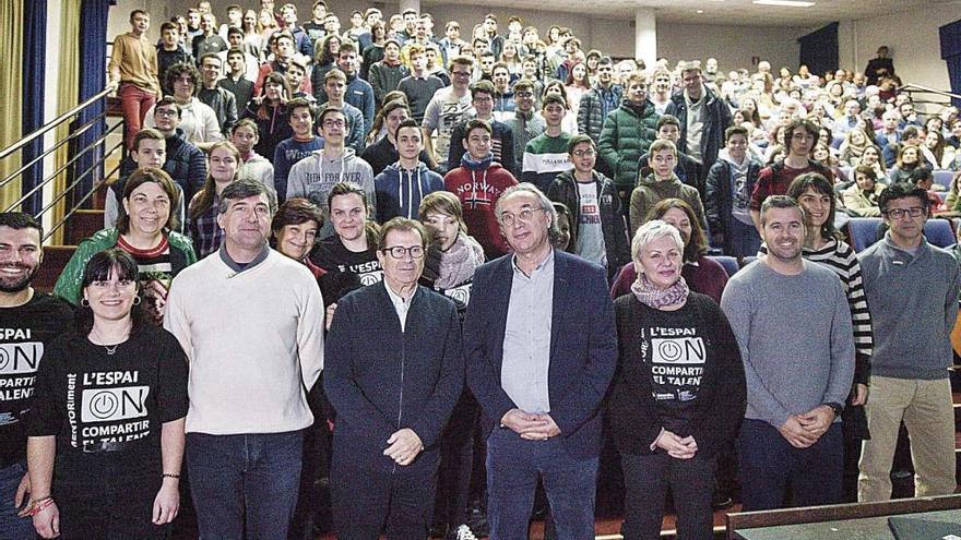 Los responsables de MENTORiment posan ayer en la UIB con los alumnos que participarán en esta segunda edición.