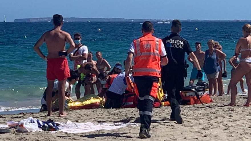 Momento en que los socorristas estabilizan al bañista.