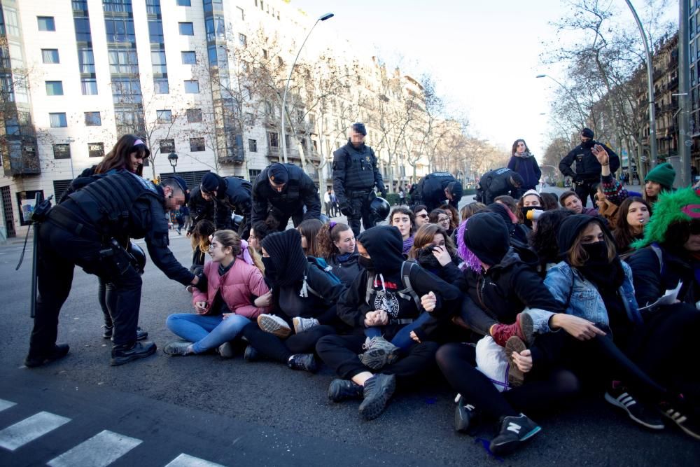 Cortes de tráfico por huelga del 8M complican ...