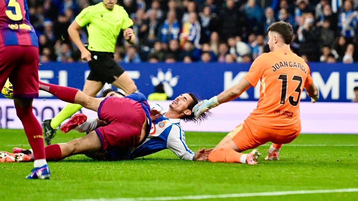 Gerard Martín, empujado por Joan Garcia, choca con Pere Milla.