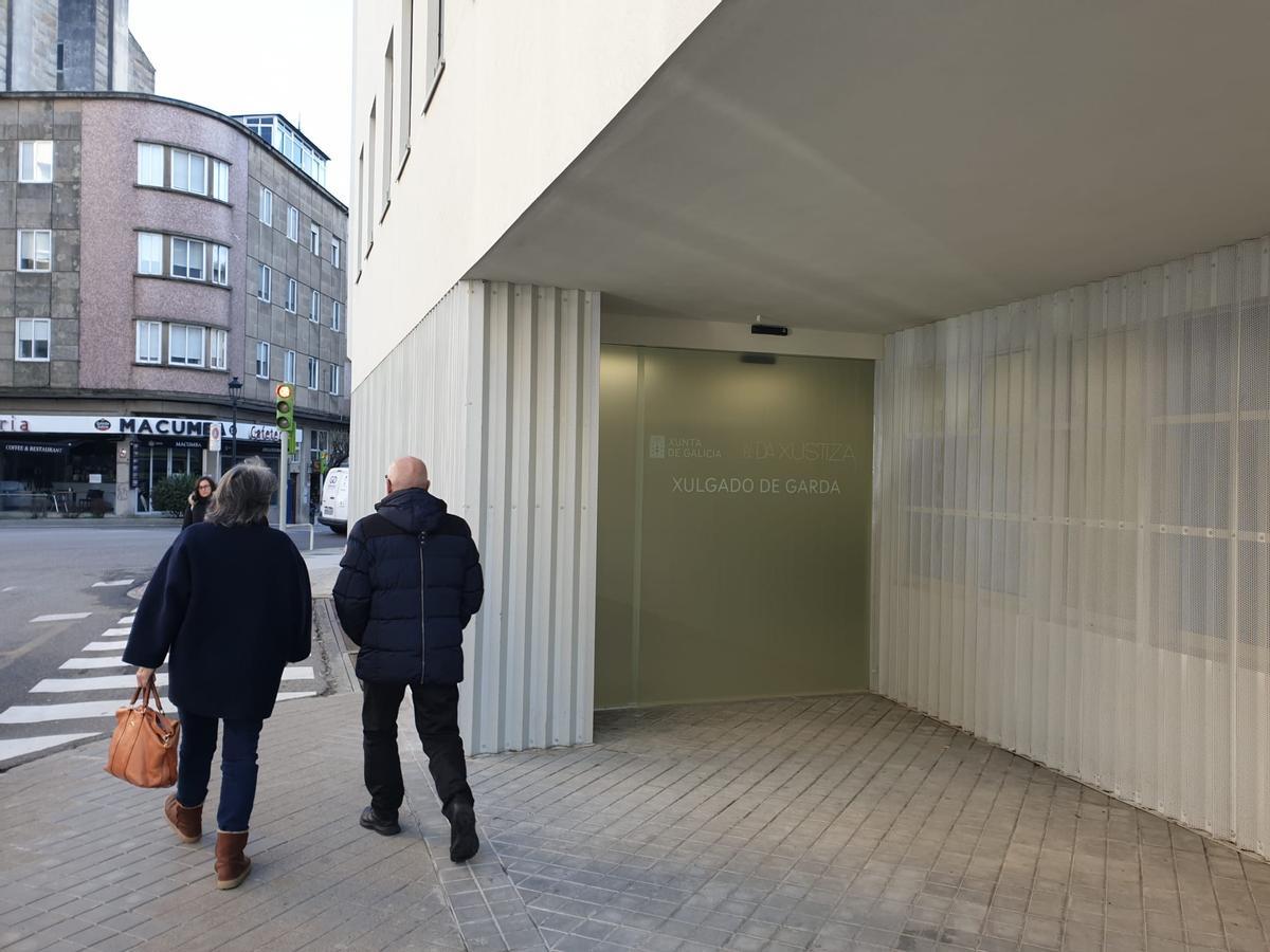 Una de las entradas al juzgado de guardia de Vigo, cuyo funcionamiento está directamente ligado a los juzgados de Instrucción.