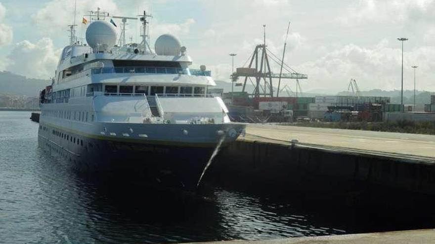 El crucero National Geographic Orion en Ferrazo Norte. // Iñaki Abella