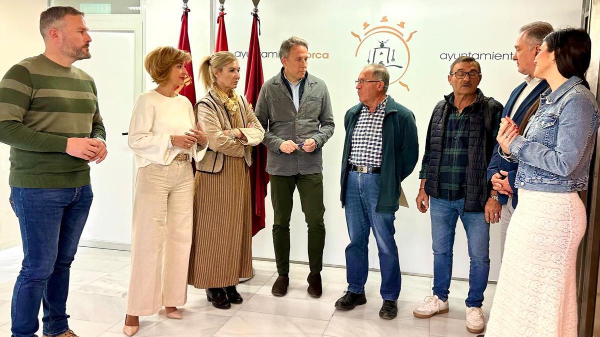 Representantes del Gobierno de Lorca junto a vecinos de las zonas en riesgo.