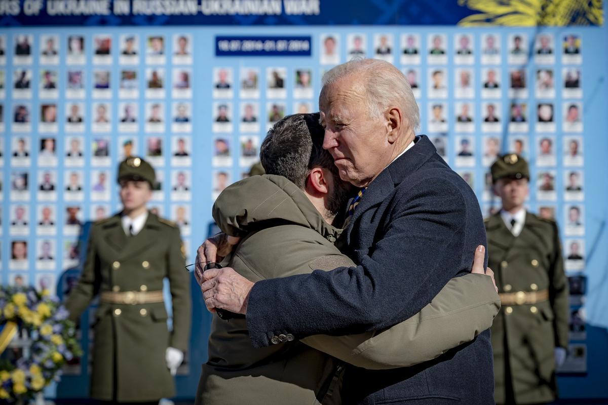 El presidente ucraniano, Volodímir Zelenski, y su homólogo estadounidense, Joe Biden, se abrazan durante una ofrenda floral ante el Monumento a los Caídos de Ucrania celebrada el pasado 20 de febrero, en Kiev. Biden realizó una visita no anunciada a Kiev, la primera desde el comienzo de la invasión rusa, de la que el viernes se cumple un año.