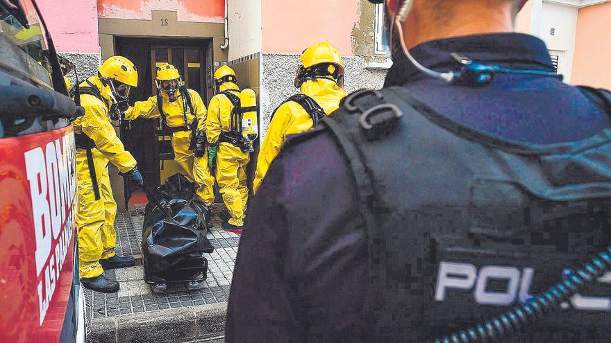 El rescate del cuerpo de una mujer entre la basura en su piso de Canarias, &quot;una película de terror&quot;