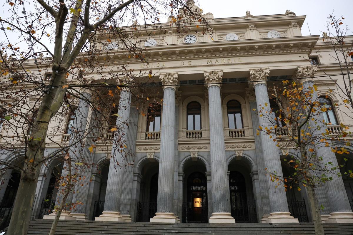 Archivo - Fachada del Palacio de la Bolsa de Madrid