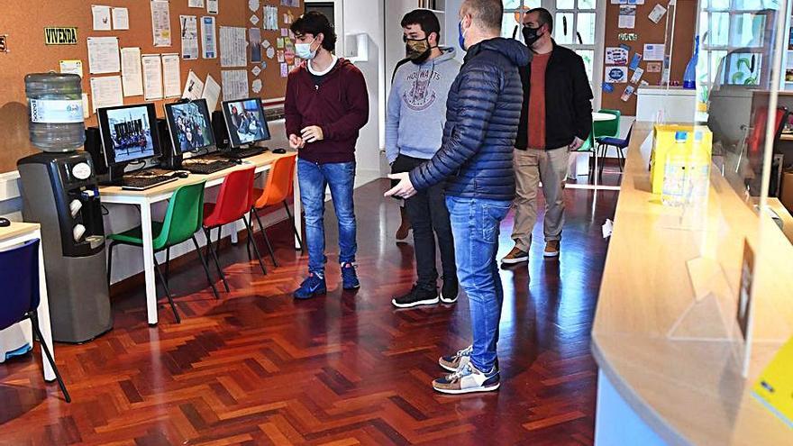 Jóvenes en la inauguración de la nueva Casa da Xuventude.   | // L. O.