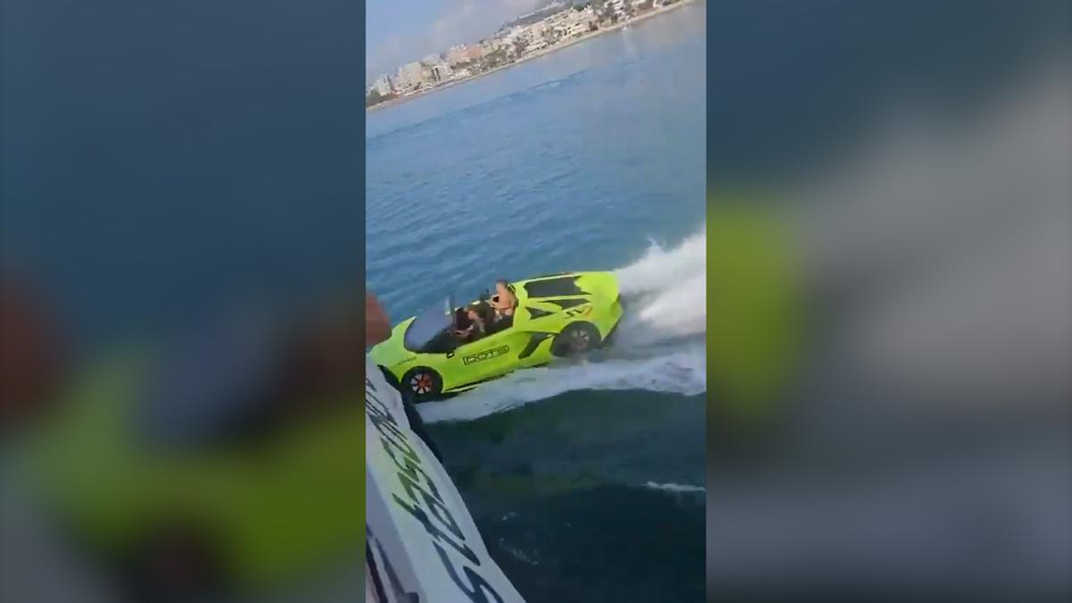 Una lancha con forma de Lamborghini se choca con un barco en Marbella