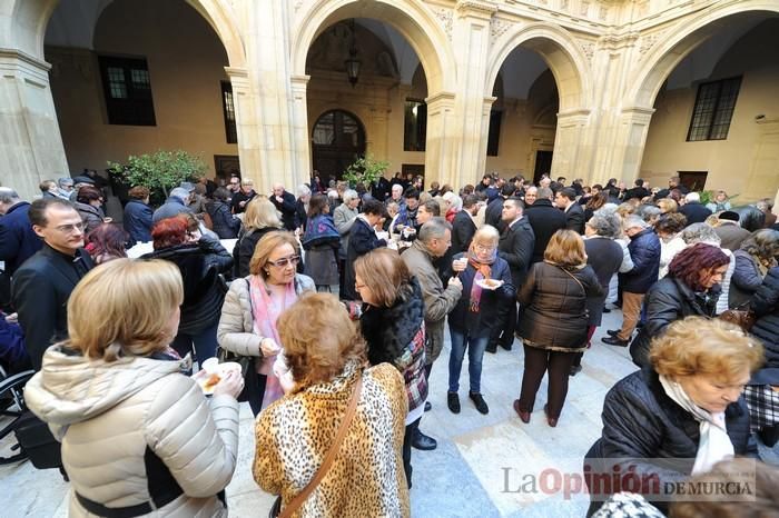 Reparto de boniatos en el Palacio Episcopal por San Fulgencio