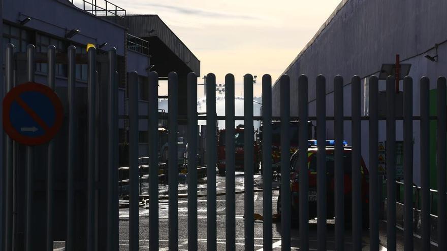 Así está el incendio de la empresa de residuos de papel en Zaragoza: los bomberos siguen trabajando en el interior de la planta