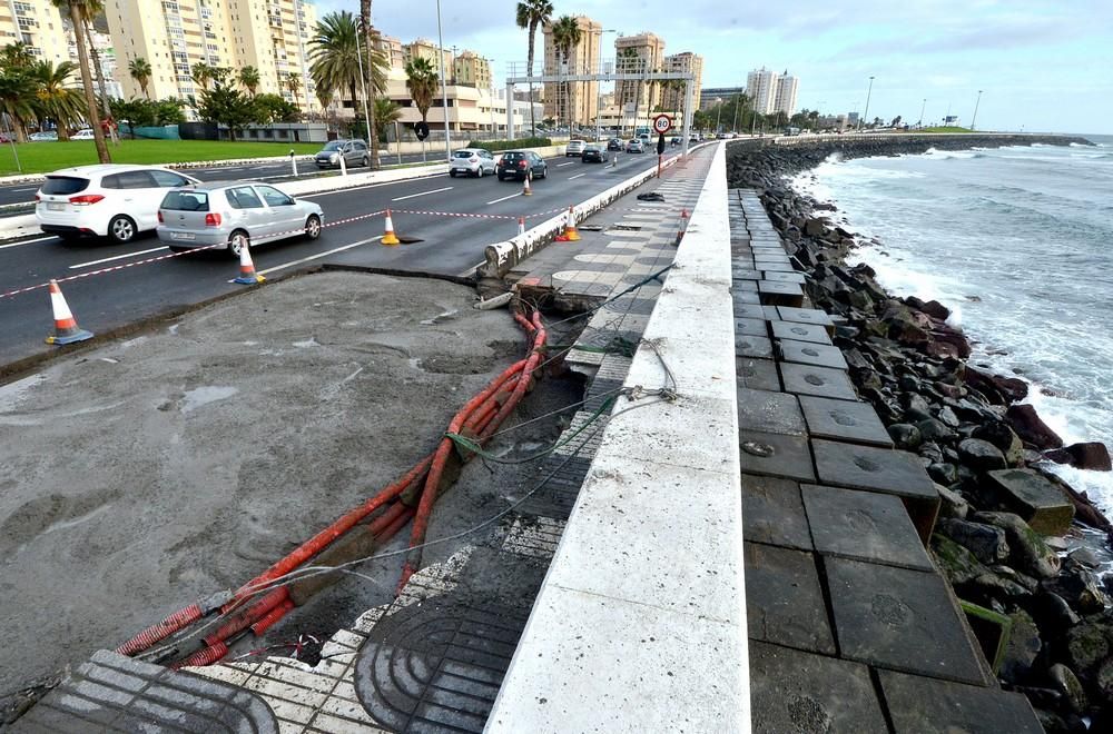 Colas de entrada a la ciudad por el socavón de la Avenida Marítima