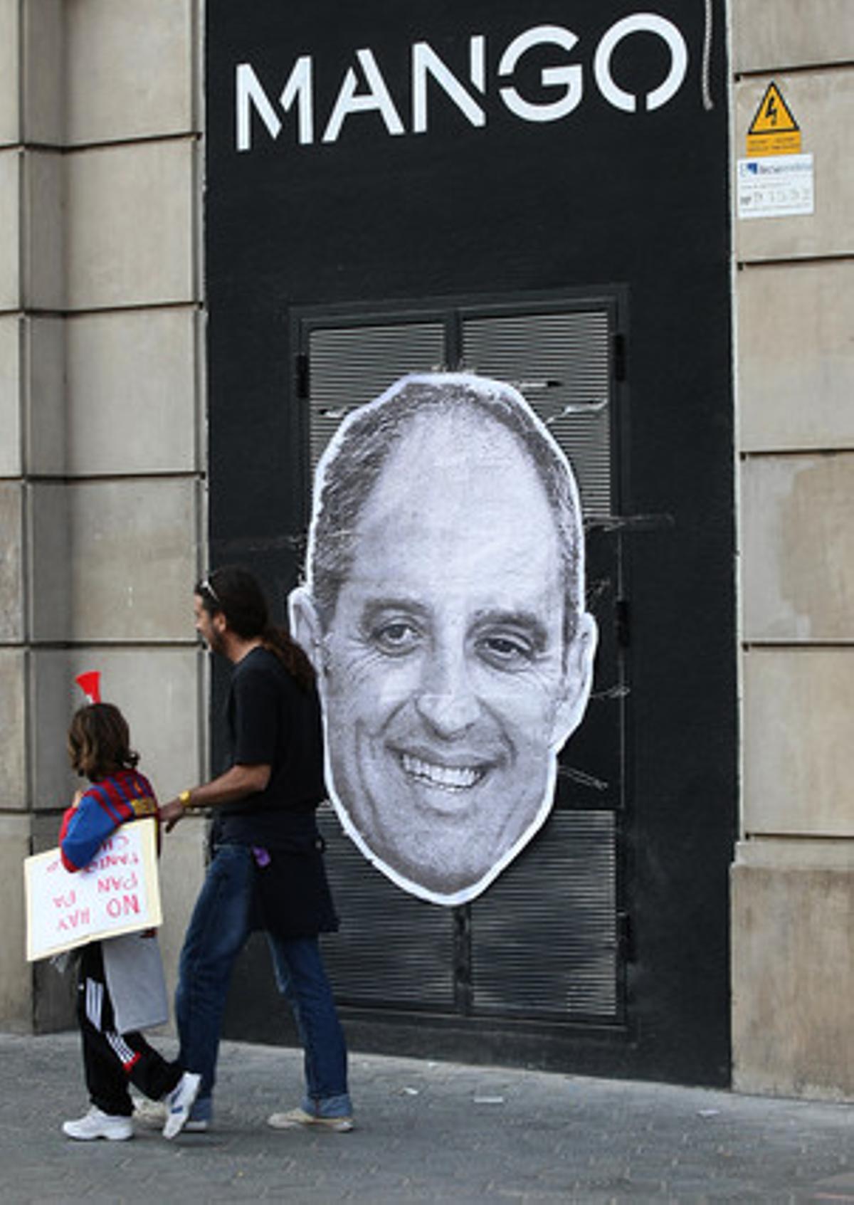 Imagen de una tienda en Paseo de Gracia durante la huelga general del 29M.