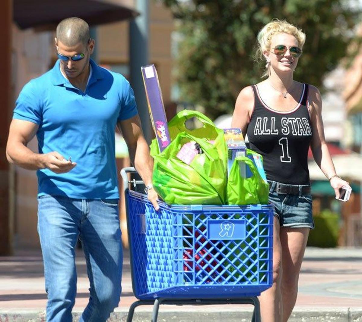 Britney Spears se va de compras junto a su guardaespaldas