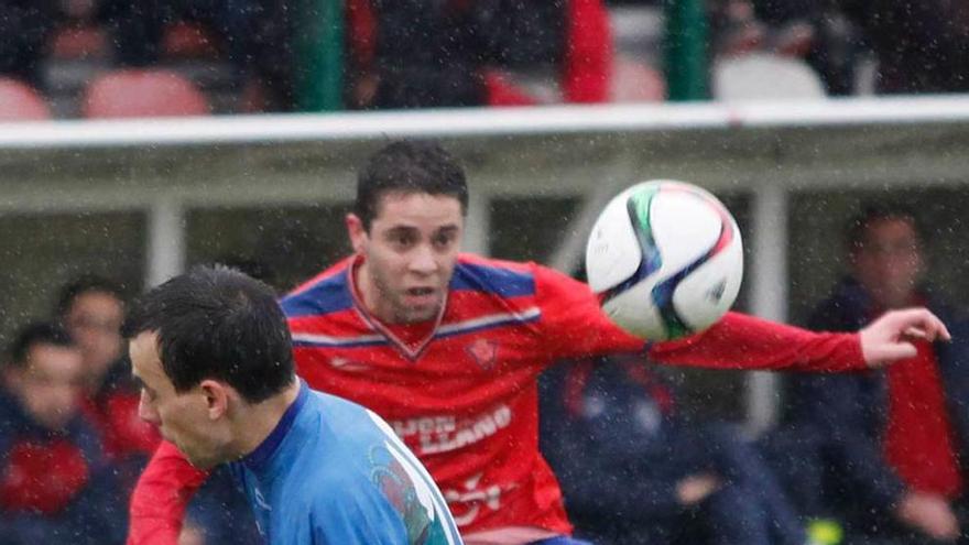 El cearista Fonso pone el centro al área ante la presencia de un futbolista del Colunga.