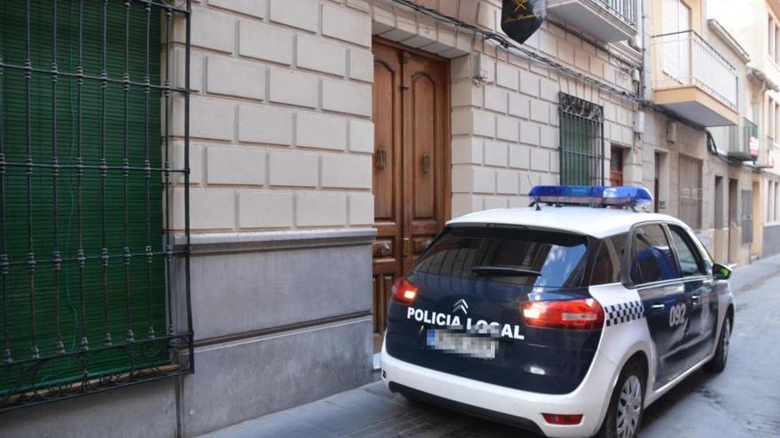 La Policía frente a la casa donde ha ocurrido el suceso