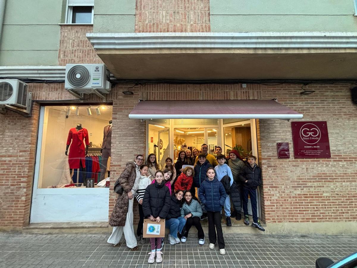 Los comercios de Burjassot ya lucen sus pegatinas de "Comercios amigos de la infancia".