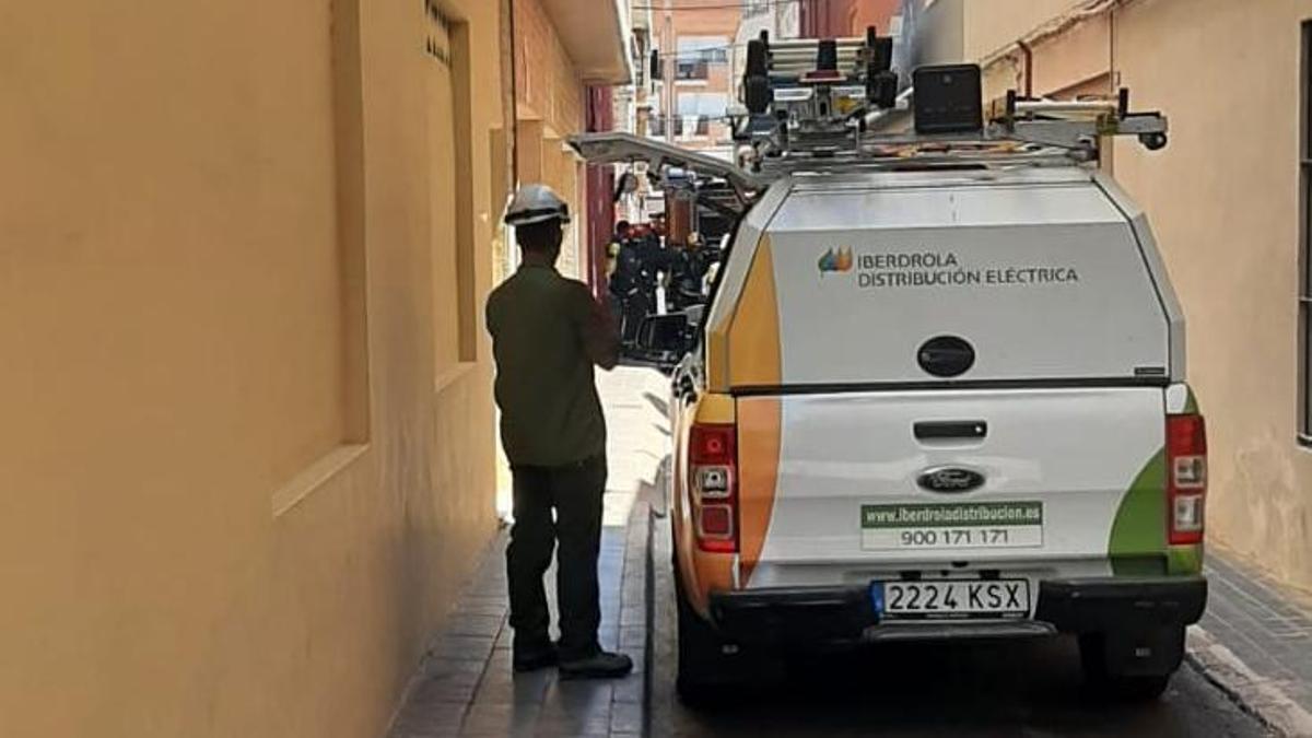 Los técnicos de Iberdrola han acudido hasta la calle San Vicente antes de que los bomberos hayan acabado de extinguir el incendio.