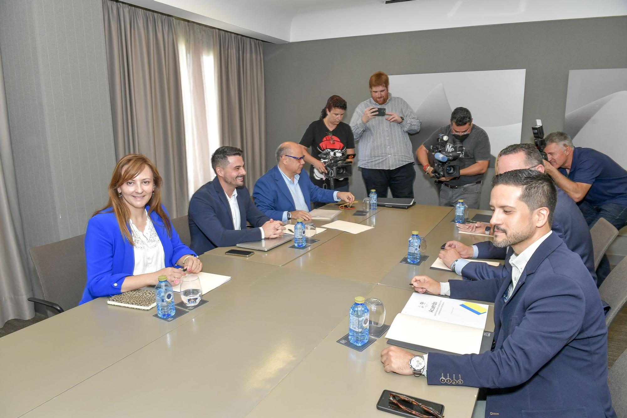 CC y PP acuerdan el pacto para gobernar Canarias